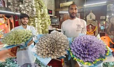 नोट के गुलदस्ते बढा रहे महालक्ष्मी मंदिर की रौनक