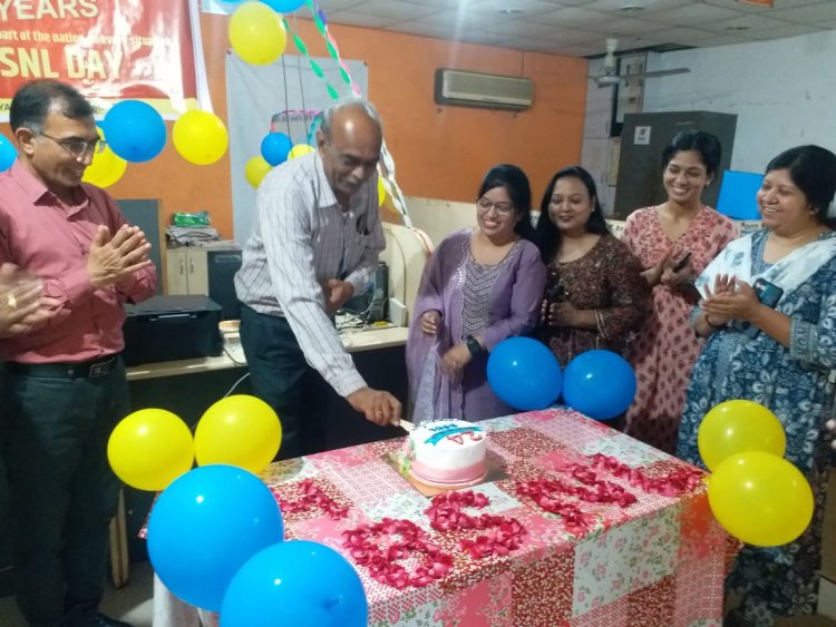 बीएसएनल के 24 वर्ष पूर्ण होने पर केक काट बीएसएनएल डे मनाया