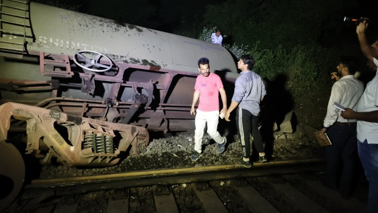रतलाम में माल गाड़ी हुई बेपटरी, डीजल से भरे 3 टैंकर पटरी से नीचे उतरे, एक पलटी खाया, बचाव कार्य जारी, कोई जनहानी नही हुई