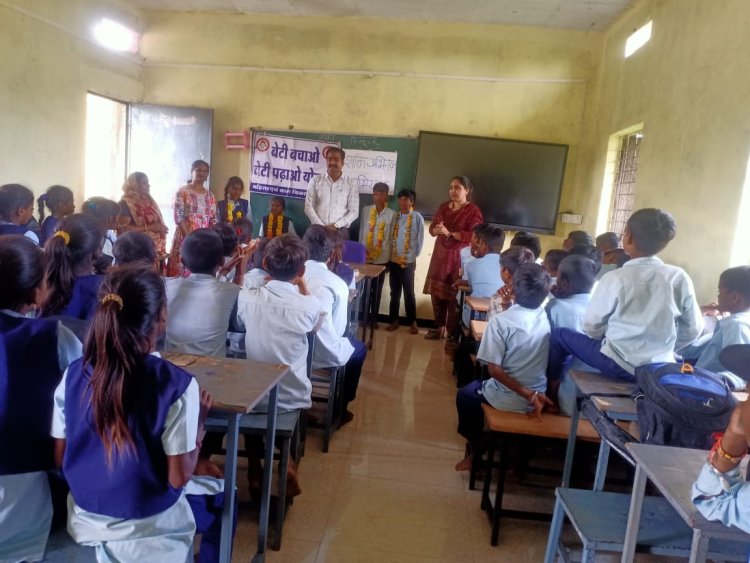 रतलाम: बेटी बचाओ - बेटी पढ़ाओ के तहत स्कूली बालिकाओं को गुड टच बेड टच की जानकारी दी