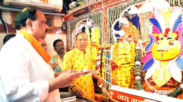 मंत्री काश्यप पहुंचे मां कालिका के दर्शन करने, आरती की, श्री कालिका माता सेवा मंडल ट्रस्ट ने किया स्वागत, अभिनंदन