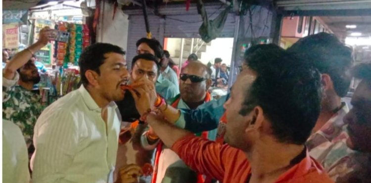 हरियाणा में तीसरी बार भाजपा की जीत पर युवा मोर्चा ने मनाई खुशी, जलेबी खिलाकर झूमे