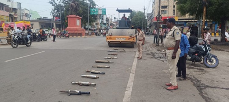 रतलाम पुलिस ने फटाकेदार आवाज वाले साइलेंसर गाडियों से निकलवाएं, फिर सडक़ पर रखवाकर बुलडोजर से चपटा करवा दिया