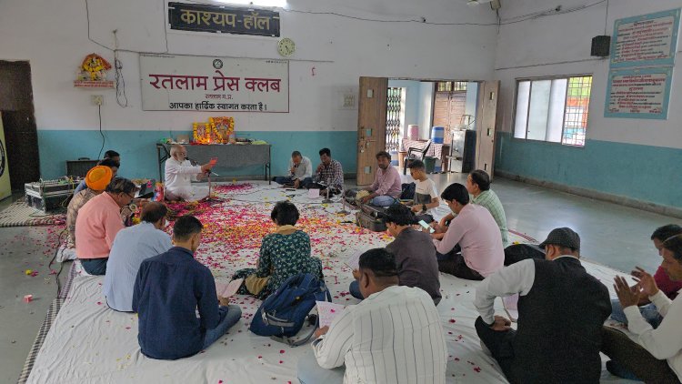 पत्रकारों ने नवरात्रि में की मां के साथ हनुमान लला की आराधना - प्रेस क्लब भवन पर हुआ सुंदरकांड, शहर के कई गणमान्य लोग भी हुए शामिल