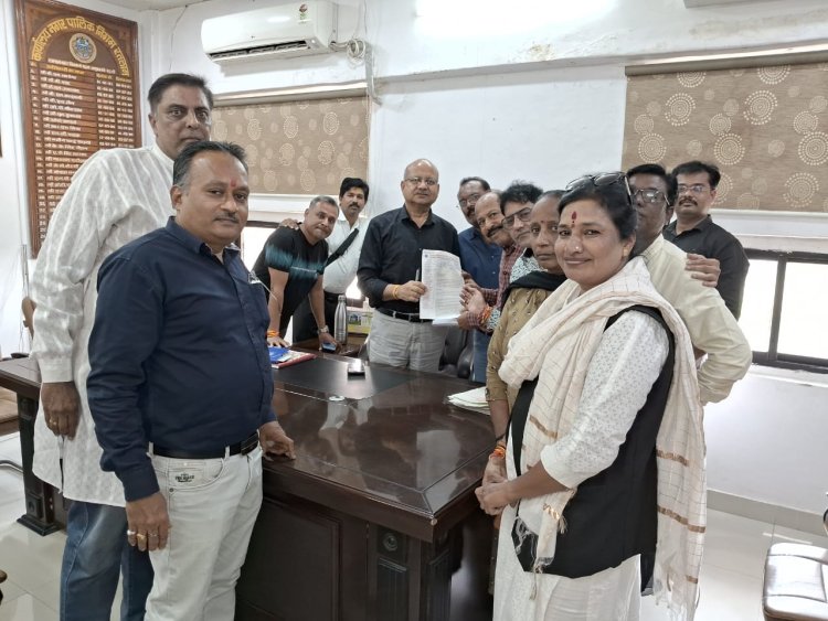 पार्किंग के नाम पर अवैध वसूली के खिलाफ अभिभाषक संघ ने दिया ज्ञापन