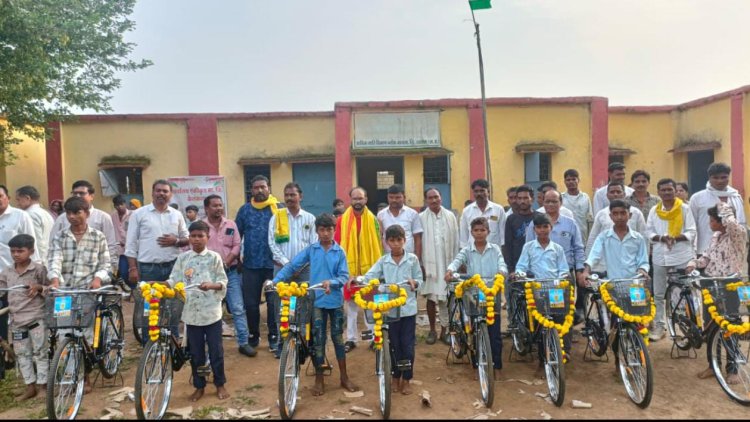 स्कूली विद्यार्थियों को बांटी साइकिले, विधायक डोडियार सहित जनपद अध्यक्ष ओर जिला पंचायत सदस्य रहे मौजूद