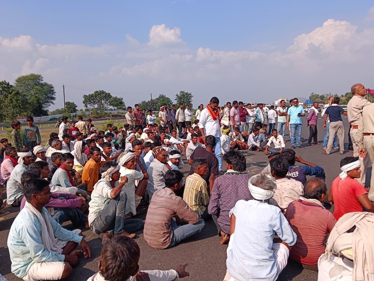 रतलाम: युवक की मौत से आक्रोशित ग्रामीणों ने दिल्ली-मुंबई एक्सप्रेस वे पर शव रखकर किया जाम... वाहनों की लगी कतारें