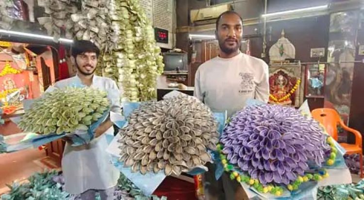नोट के गुलदस्ते बढा रहे महालक्ष्मी मंदिर की रौनक