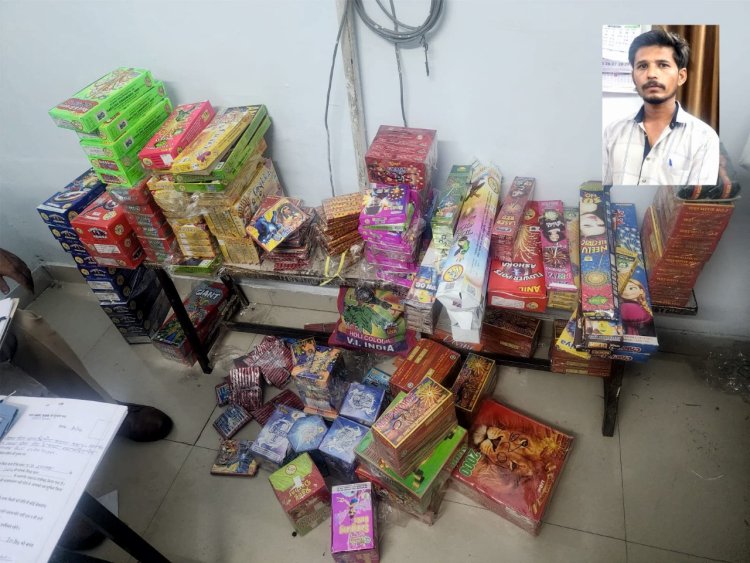 कपड़े की दुकान में बेच रहा था अवैध तरीके से पटाखे, पुलिस ने जप्त कर की कार्रवाई