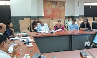 प्रधानमंत्री सूर्य घर मुफ्त बिजली योजना के तहत घरों की छतों पर सोलर पैनल लगाए जा रहे, कलेक्टर श्री बाथम ने की समीक्षा, बिजली के बिल में भारी कमी करें, मिलता है अनुदान