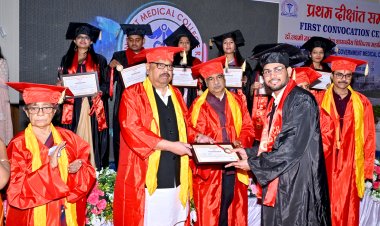 रतलाम मेडिकल कालेज के प्रथम बेच के डाक्टरों को मंत्री काश्यप ने सौंपी डिग्री, नए डाक्टरों ने हेड ओपन कर मनाई खुशिया
