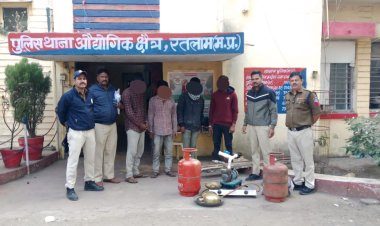 4 चोर गिरफ्तार, पानी की मोटर और बुलेट जब्त