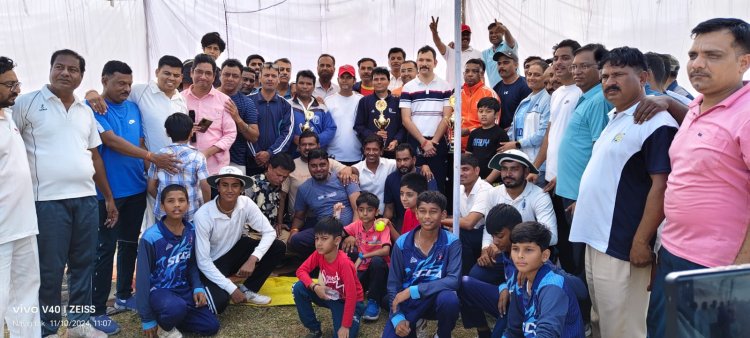 पत्रकार 11 के बल्लेबाजों को आउट करने में पुलिस के छूट गए पसीने, आखिरी बाल तक बना रहा मैच का रोमांच , पुलिस और पत्रकार 11 के बीच हुआ मैत्री मैच