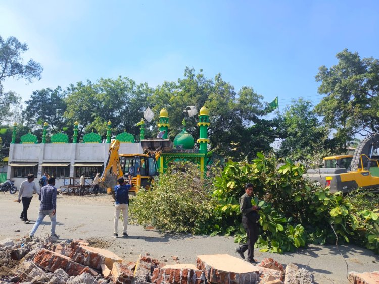 फोरलेन निर्माण में बाधा बन रहा अतिक्रमण हटाया, दरगाह व मंदिर का कुछ हिस्सा तोडऩे पर बनी सहमति, प्रशासन ने शुरु की दोनों साईड से अतिक्रमण हटाने की कार्रवाई