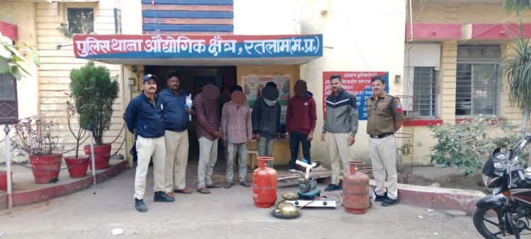 4 चोर गिरफ्तार, पानी की मोटर और बुलेट जब्त