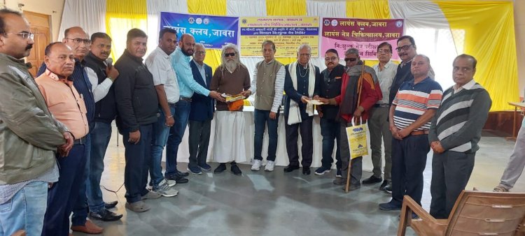 नेत्र आपरेशन शिविर में मरीजों को बांटो चश्मे-दवाई