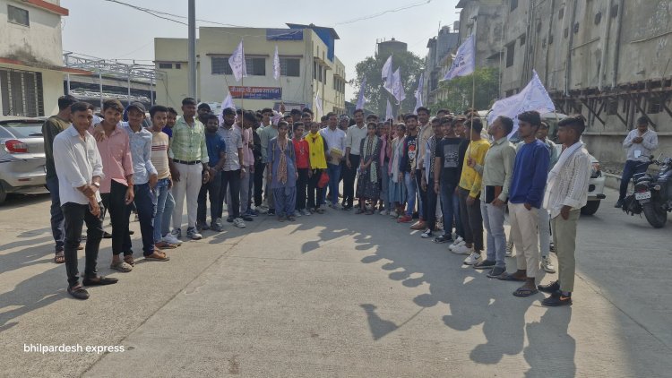 आदिवासी युवतियों से चाकूबाजी और लूटपाट करने वालो आरोपी को जीआरपी नही पकड़ पाई, विरोध में आंबेडकर सर्कल से रैली निकाल दिया ज्ञापन