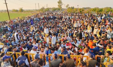 रतलाम - सैलाना रोड पर  उमडने लगा आदिवासियों का  हुजूम, विधायक कमलेश्वर डोडियार की रिहाई की मांग, भारी पुलिस बल मौजूद