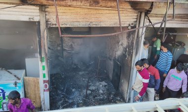 हाट रोड पर मोबाईल दुकान में लगी आग, लाखों का सामान जलकर हुआ खाक