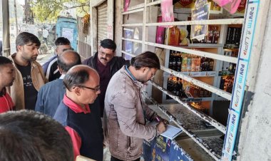 कचरा एवं गंदगी करने पर महू रोड वाईन शॉप संचालक पर 5000 का जुर्माना