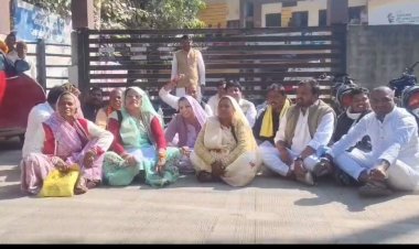 रतलाम में जिला पंचायत सीईओ का बहिष्कार, समय पर बैठक नहीं होने से जिला पंचायत सदस्य हुए नाराज,  जिला पंचायत सीईओ का शुरू किया विरोध : जिला पंचायत अध्यक्ष,उपाध्यक्ष सहित सदस्यों ने सड़क पर दिया धरना: मुख्यमंत्री से करेंगे मामले की शिकायत