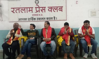 देवास के पत्रकारों ने देखा रतलाम प्रेस क्लब का काम, सराहा -रतलाम के पत्रकारो ने नवनिर्वाचित पदाधिकारियो को किया सम्मानित, प्रेस क्लब की गतिविधियां और कार्यप्रणाली बताई