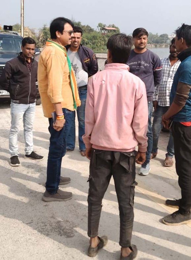 शहर की सफाई व्यवस्था में सामने आ रही अमले की लापरवाही -कल महापौर ने निरीक्षण किया तो काम संतोषजनक नही दिखा, वार्ड 34 के दरोगा को हटाया, 43 सफाई मित्रों का 1 दिवस एक दिवस का वेतन काटकर कारण बताओ नोटिस दिए
