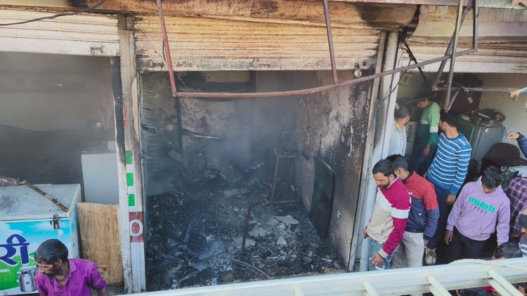 हाट रोड पर मोबाईल दुकान में लगी आग, लाखों का सामान जलकर हुआ खाक