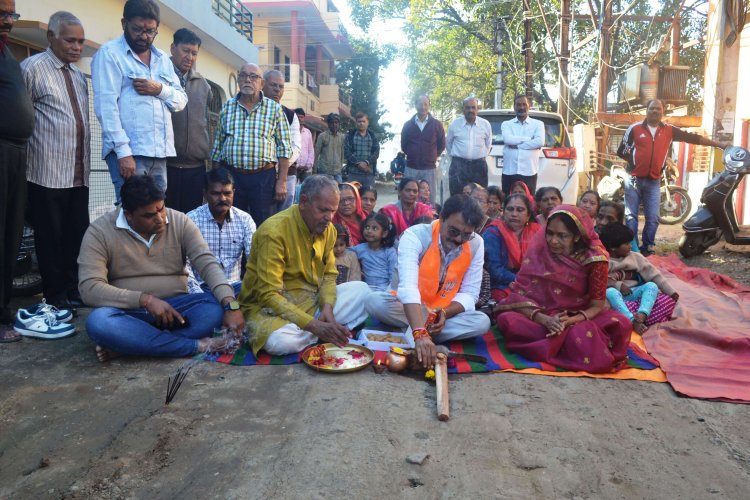 महेश नगर से देवरा देव नारायण मंदिर तक बनेगी सीमेन्ट कांक्रीट स?क महापौर प्रहलाद पटेल ने किया निर्माण कार्य का भूमि पूजन