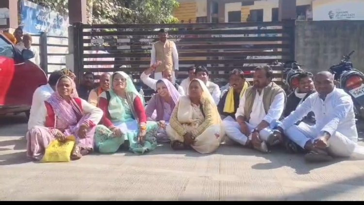 रतलाम में जिला पंचायत सीईओ का बहिष्कार, समय पर बैठक नहीं होने से जिला पंचायत सदस्य हुए नाराज, जिला पंचायत सीईओ का शुरू किया विरोध : जिला पंचायत अध्यक्ष,उपाध्यक्ष सहित सदस्यों ने सड़क पर दिया धरना: मुख्यमंत्री से करेंगे मामले की शिकायत