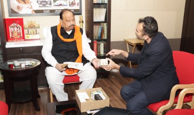 News & Photo : कैबिनेट मंत्री चेतन्य काश्यप को युवा उद्यमी ने बताया वेस्ट को कैसे बेस्ट बनाया