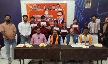 -संविधान गौरव अभियान का पुरस्कार वितरण समारोह- संविधान की जानकारी हर व्यक्ति को होना चाहिए:- जिलाध्यक्ष प्रदीप उपाध्याय हमारा संविधान-हमारा स्वाभिमान निबंध स्पर्धा के पांच विजेता पुरस्कृत