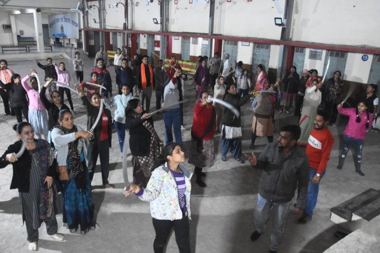 रतलाम स्थापना महोत्सव:2100 वीर वीरांगना नारी शक्ति नेहरू स्टेडियम में करेंगी शस्त्रकला का प्रदर्शन -2 फरवरी को ऐतिहासिक होने वाले कार्यक्रम के लिए मातृशक्ति ले रही प्रशिक्षण