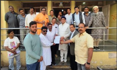 125 करोड का राजस्व देकर भी हो रहे परेशान -रजिस्ट्री और नामांतरण संबंसी समस्या को लेकर नाराज प्रापर्टी व्यवसायी संघ ने चलाया अभियान, ज्ञापन दिया