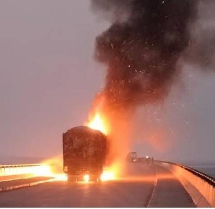 रात में घटला ब्रिज के पास चलते कंटेनर में लगी आग, ड्रायवर की सूझबूझ से बची लाखों की कारे