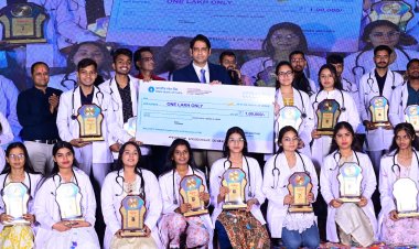 अभ्यास ने नीट में चयनित विद्यार्थियों को सम्मानित कर मनाया विजयोत्सव, 600 से अधिक अंक लाने वाले विद्यार्थियों को संस्था की ओर से 1 लाख का चेक प्रदान किया गया।