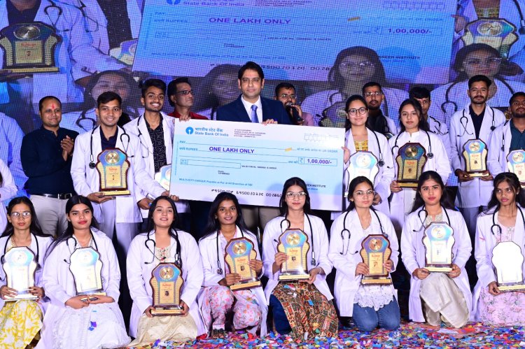 अभ्यास ने नीट में चयनित विद्यार्थियों को सम्मानित कर मनाया विजयोत्सव, 600 से अधिक अंक लाने वाले विद्यार्थियों को संस्था की ओर से 1 लाख का चेक प्रदान किया गया।