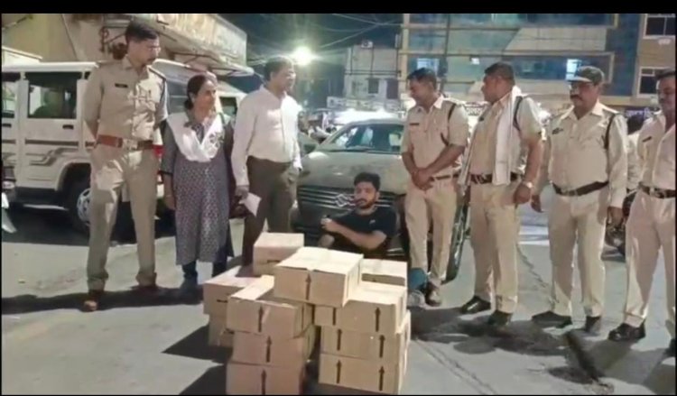 कांग्रेस कार्यकर्ता गौरव पोरवाल कर रहा  था शराब तस्करी, आबकारी अमले ने किया गिरफ्तार, कांग्रेस के नेताओं संग फोटो वायरल हुए