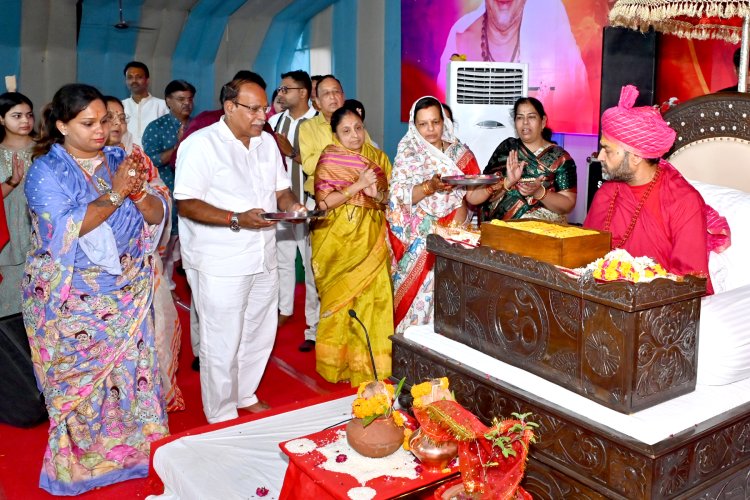 भागवत कथा श्रद्घालुओं के लिए किया वाहनों का इंतजाम, आने-जाने की सुविधा -त्रिवेणी तट पर बद्री नारायण ट्रस्ट द्वारा आयोजित की जा रही भागवत कथा में उत्तम स्वामी बता रहे जीवन में भागवत का महत्व