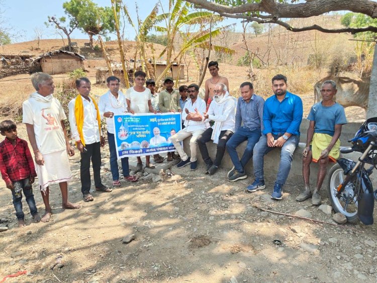 जल संकट से निपटने जल गंगा संवर्धन अभियान अंतर्गत रिचार्जिंग तकनीक के बारे में ग्रामीणों को बताया
