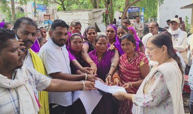 बाजना की आशा कार्यकर्ताओं ने दिया जिला अस्पताल में धरना, बीसीएम पर लगाया रिश्वत का आरोप, सीएमएचओ ने की कार्रवाई