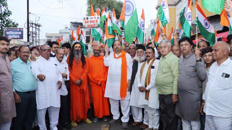 सेना के सम्मान में निकाली तिरंगा रैली, गुंजे देशभक्ति के नारे -आपरेशन सिंदुर ने भारत की साख बढ़ाने पर निकाली गई यह रैली, समापन पर भारत माता की आरती हुई