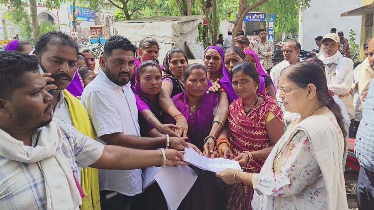बाजना की आशा कार्यकर्ताओं ने दिया जिला अस्पताल में धरना, बीसीएम पर लगाया रिश्वत का आरोप, सीएमएचओ ने की कार्रवाई