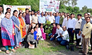 ’एक पेड माँ के नाम’ अभियान अंतर्गत कलेक्टर सहित अधिकारी/कर्मचारियों ने किया पौधारोपण
