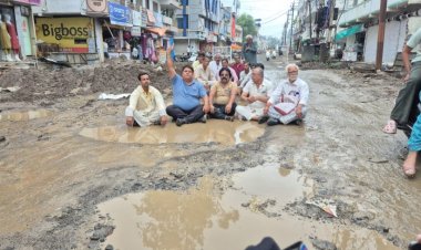 रतलाम : कस्तूरबा नगर मुख्य सड़क निर्माण में लेट लतीफी से भड़के लोग : कीचड़ के गड्ढो में बैठकर किया विरोध प्रदर्शन : लोक निर्माण के ठेकेदार पर लगाए लापरवाही के गंभीर आरोप : जिम्मेदार उदासीन