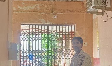 80 के दशक  में बना आलोट नगर परिषद का भवन अब जर्जर हो चुका, हादसे का डर बढ़ा, जर्जर भवनों पर लोगो को ज्ञान और नोटिस बांटने वाली नगर परिषद अपने भवन पर नही ले रही संज्ञान