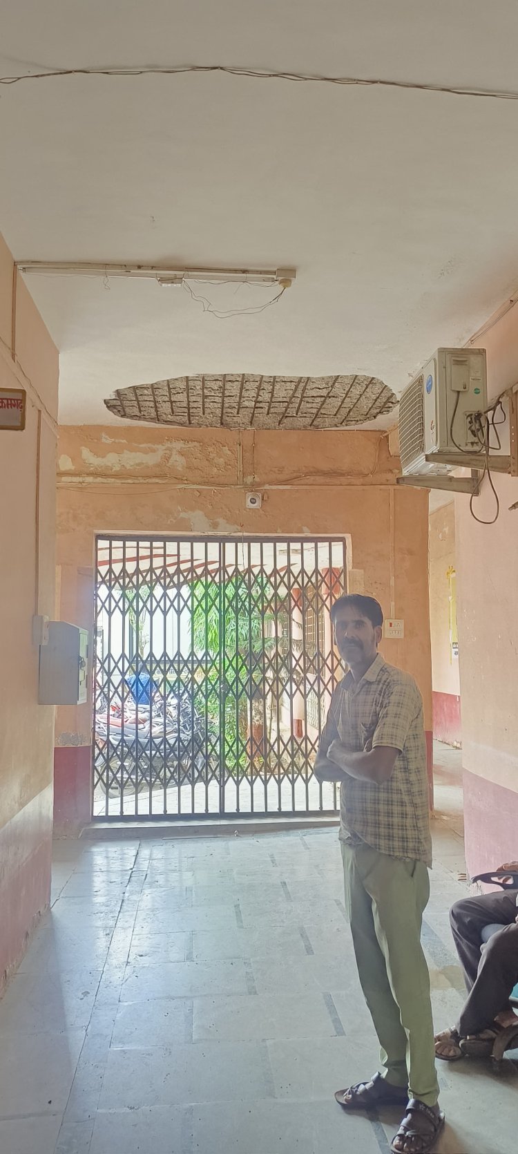 80 के दशक  में बना आलोट नगर परिषद का भवन अब जर्जर हो चुका, हादसे का डर बढ़ा, जर्जर भवनों पर लोगो को ज्ञान और नोटिस बांटने वाली नगर परिषद अपने भवन पर नही ले रही संज्ञान