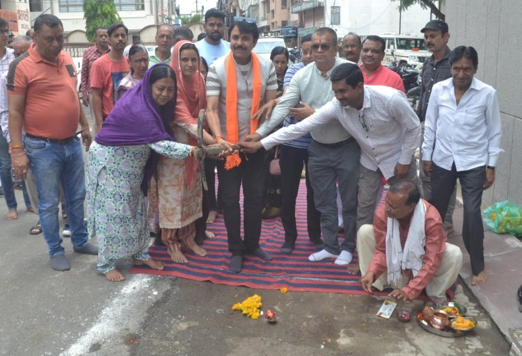 वार्ड 35 में साढे ग्यारह  लाख की लागत से बनेगी सी.सी. रोड व नाली, महापौर प्रहलाद पटेल ने किया निर्माण कार्य का भूमि पूजन