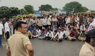 करनी सेना परिवार ने किया फोरलेन जाम, हरदा में जीवनसिंह की गिरफ्तारी का विरोध, पुलिस ने रास्ता खुलवाने किया बल प्रयोग 