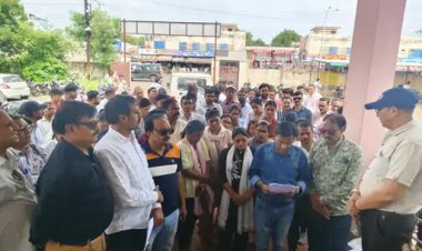 पटवारियों का प्रदर्शन, एसडीएम के खिलाफ नारेबाजी:मांगों का निराकरण नहीं हुआ तो अनिश्चितकालीन हड़ताल की चेतावनी